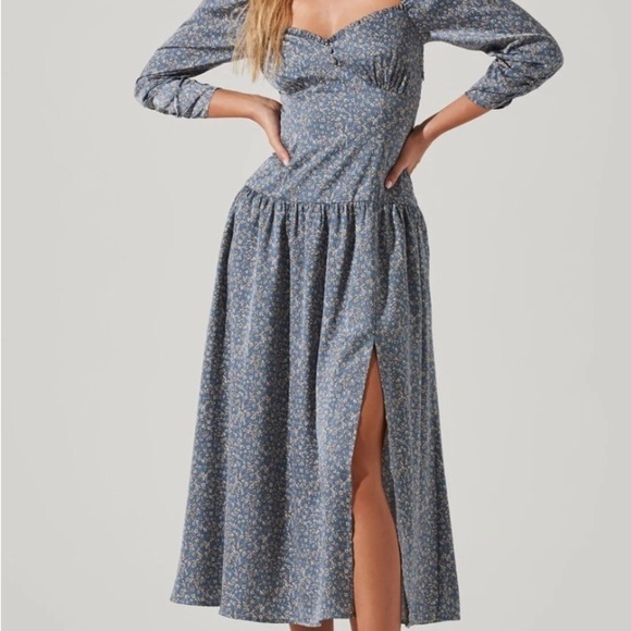 Astr Dresses & Skirts - Astr THE LABEL NWT BLUE FLORAL SWEAT HEART NECKLINE DRESS SIZE SMALL